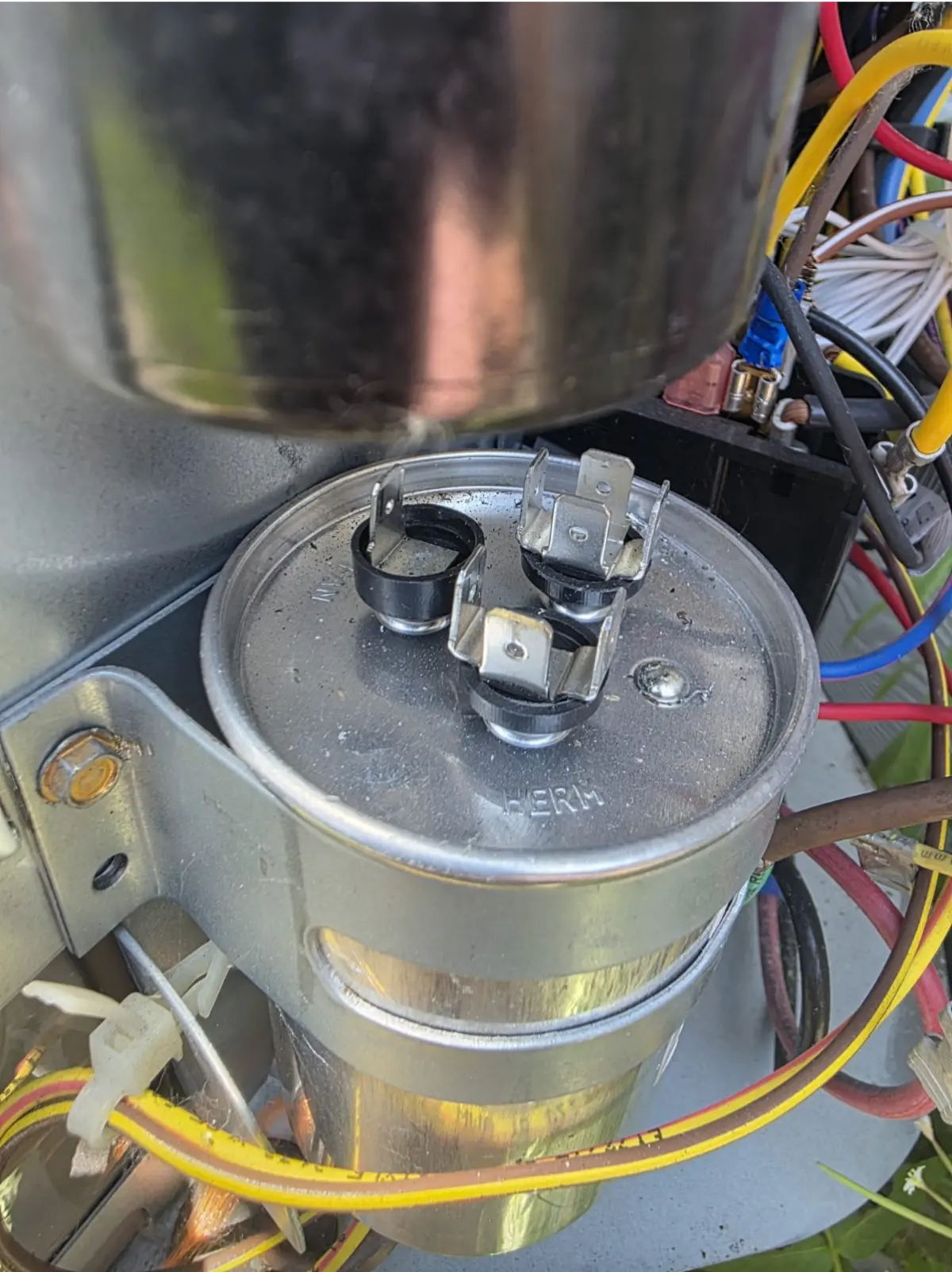 Dual run capacitor on the outdoor AC unit